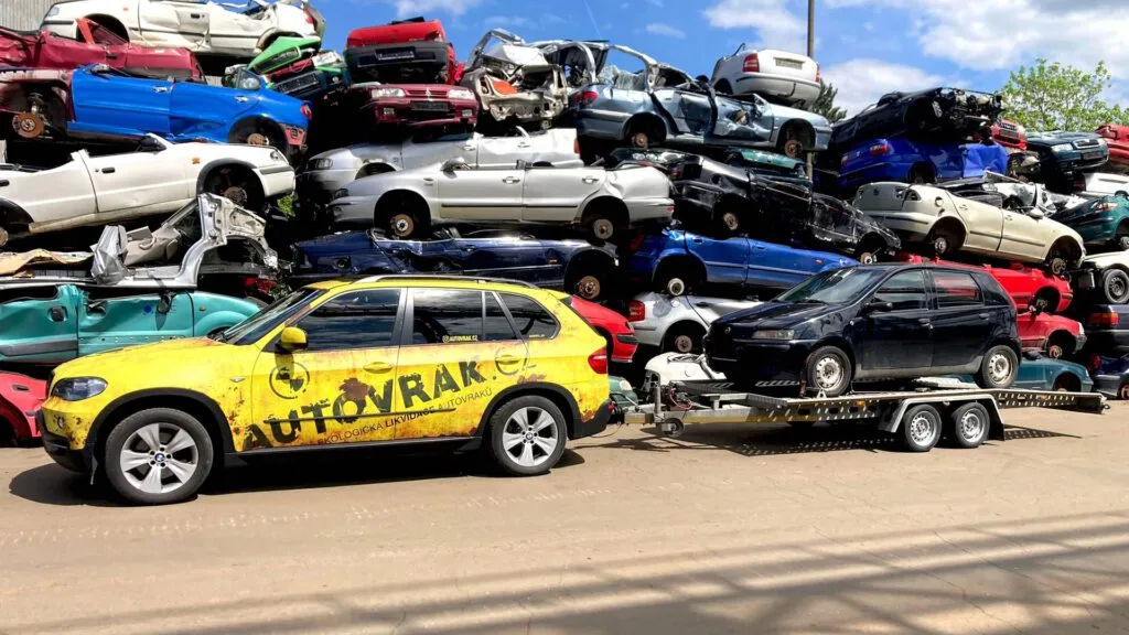 Vůz Autovrak.cz na sběrném místě mezi autovraky