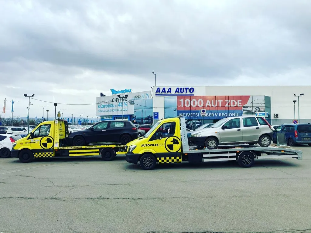 Dvě odtahovky Autovrak.cz s naloženými vozy