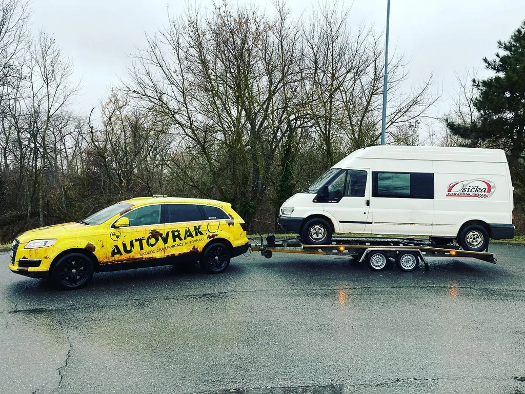Odtah dodávky na přívěsu za vozem Autovrak.cz