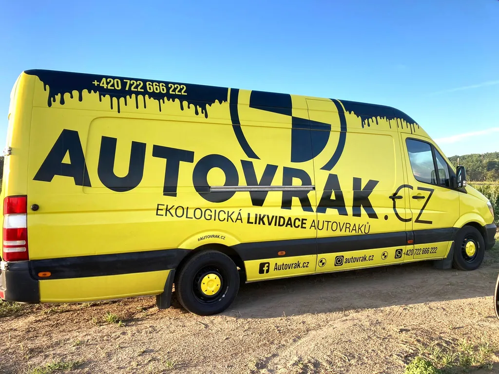 Dodávka Autovrak.cz s polepem ekologická likvidace autovraků