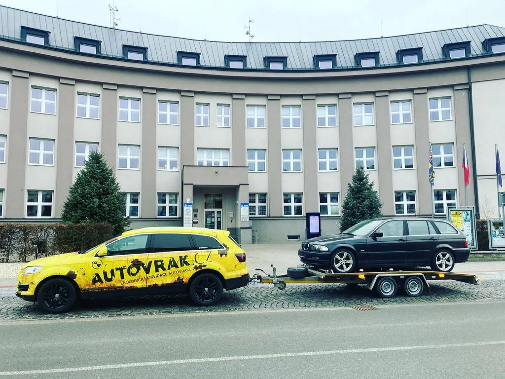 Odtahovka Autovrak.cz před budovou úřadu